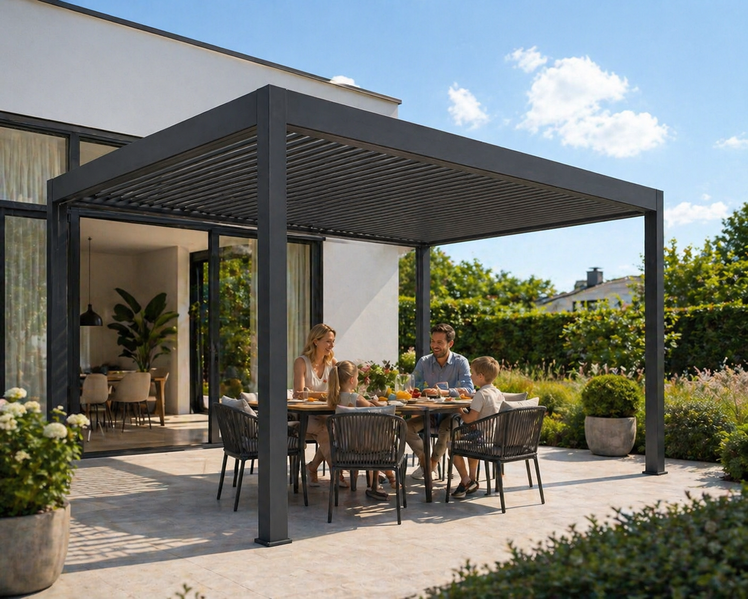Luma: Freistehende Pergola manuell verstellbar