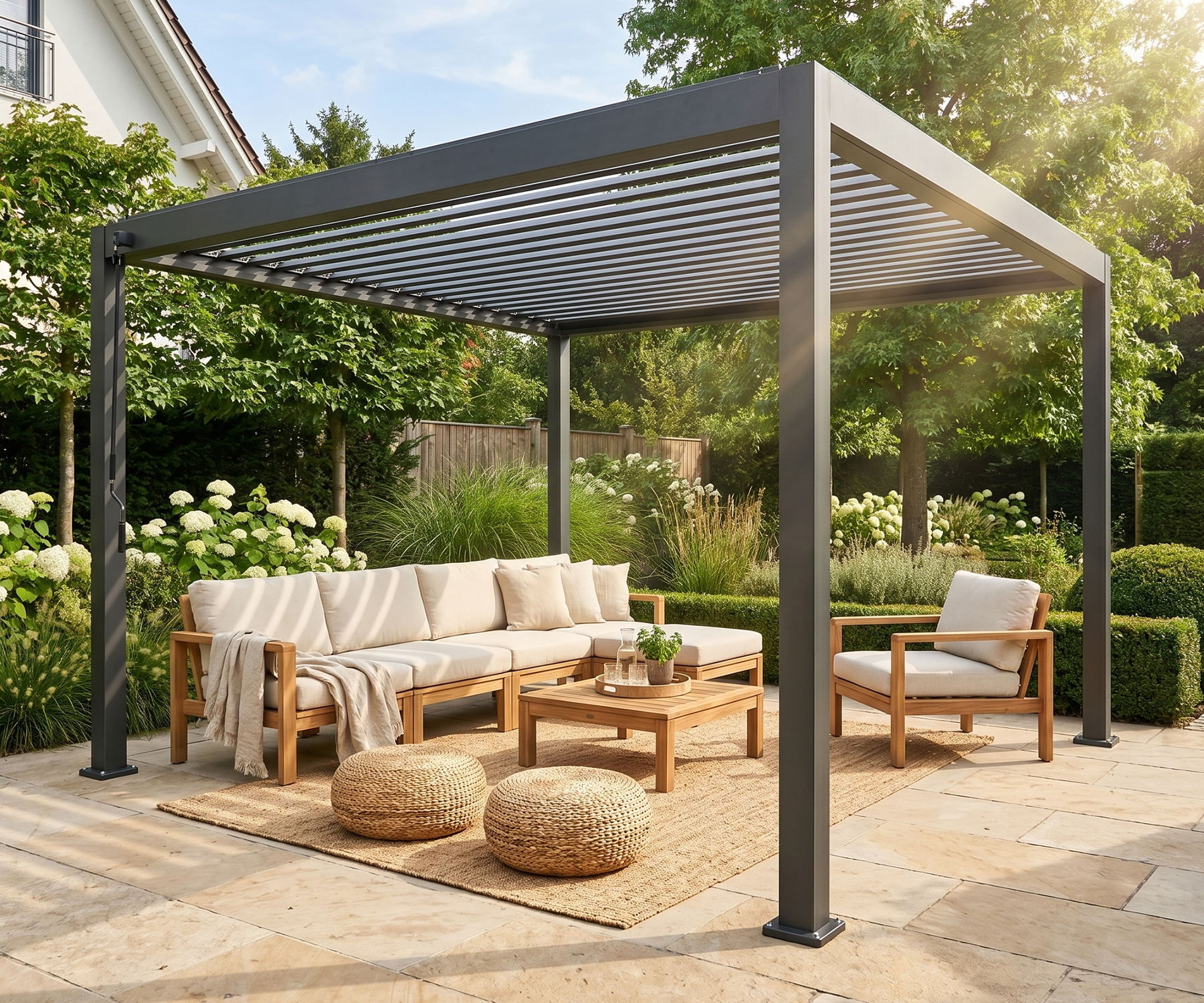 Luma: Freistehende Pergola manuell verstellbar