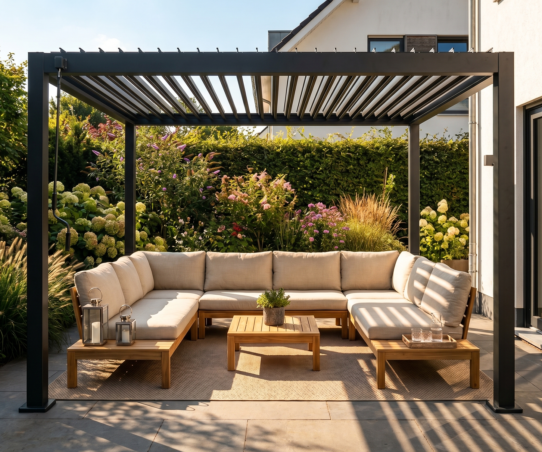 Luma: Freistehende Pergola manuell verstellbar