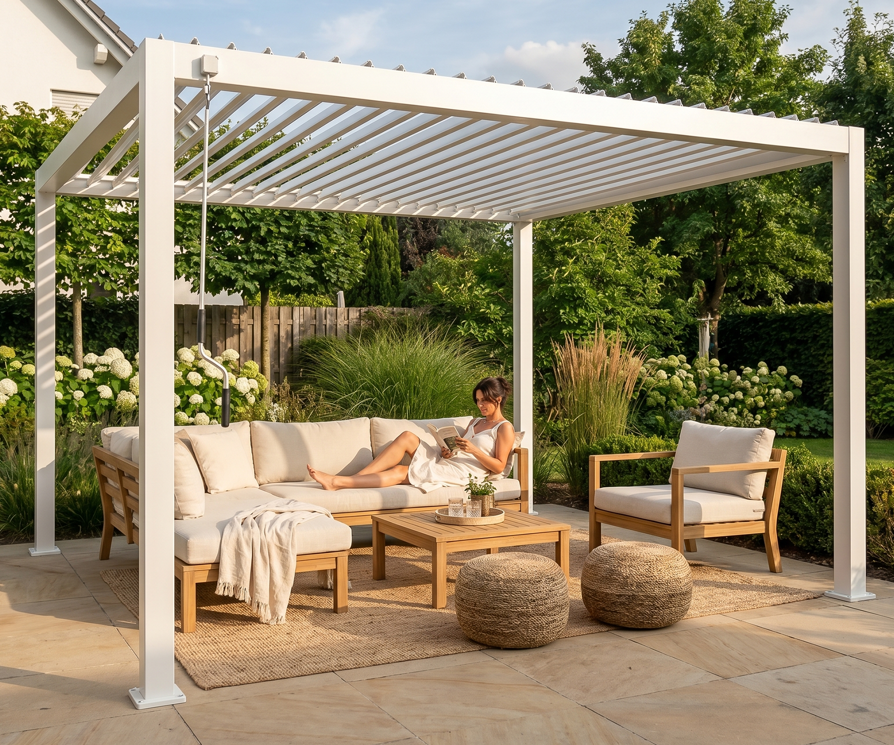Luma: Freistehende Pergola manuell verstellbar