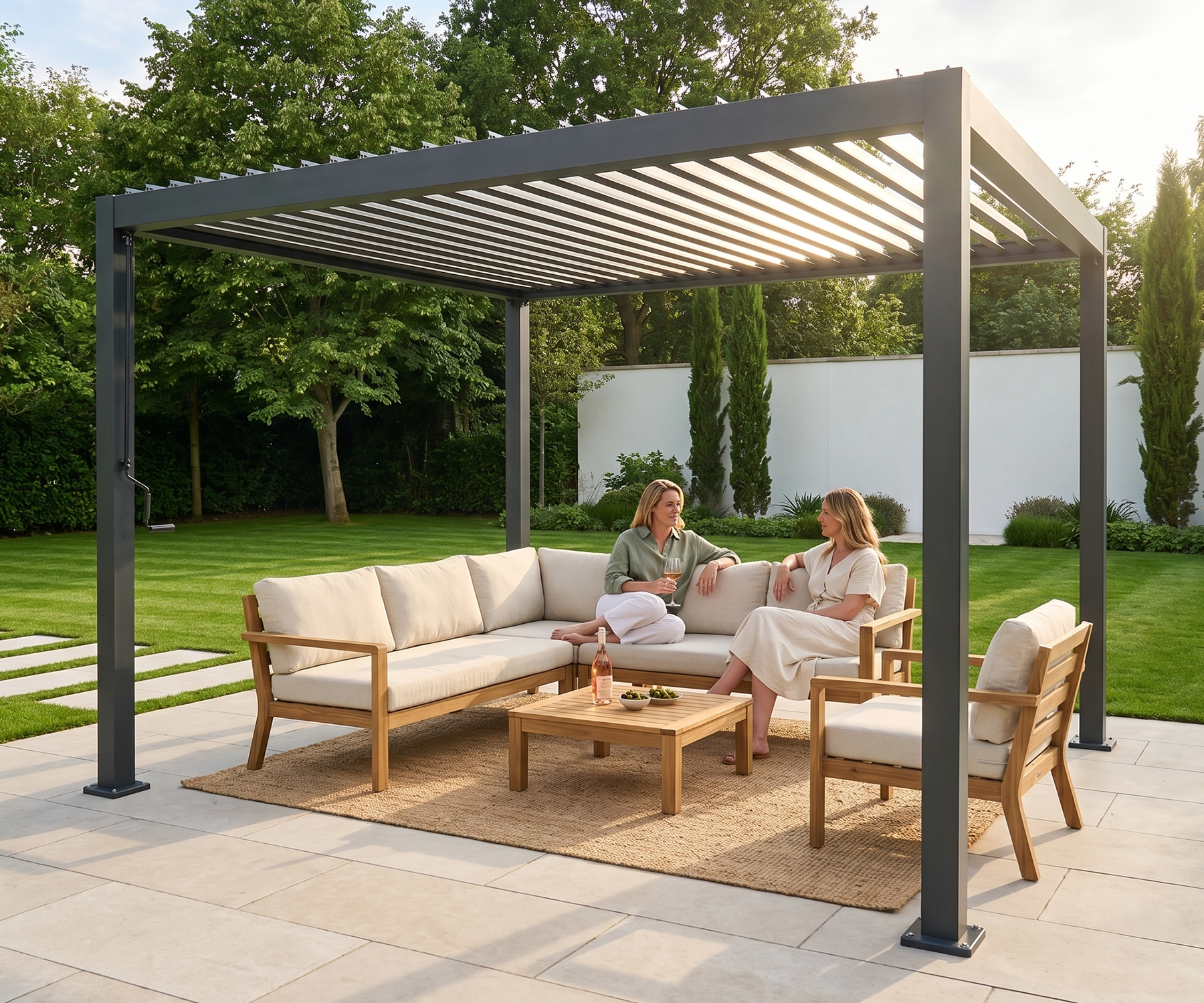 Luma: Freistehende Pergola manuell verstellbar